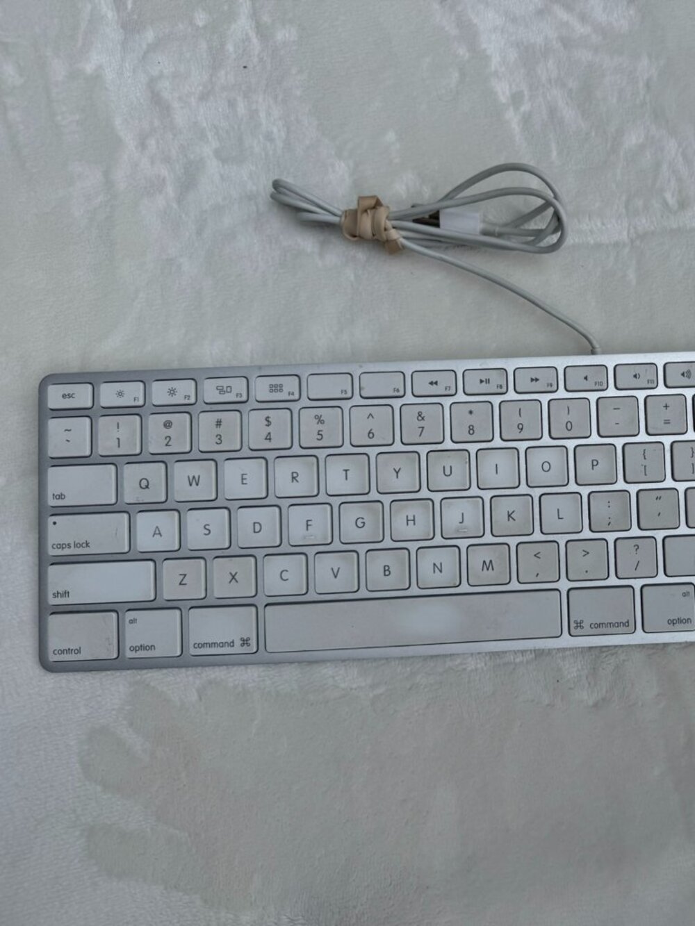 Apple A1243 Wired USB Keyboard with Numeric Keypad